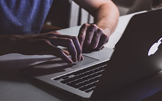 郑钦文2-1梅尔滕斯进查尔斯顿站8强！郑钦文：必须找回我的状态，这场比赛是对精神的考验