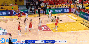 杨瀚森呢🤔？吕俊虎四分半钟三次犯规被换下 换上的是纪卓