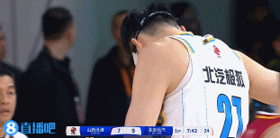 👏迎来复出！首节还剩7分42秒周琦戴护目镜替补登场