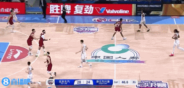 👏太帅了！巴里-布朗突破面对夹击拉杆上篮打成2+1